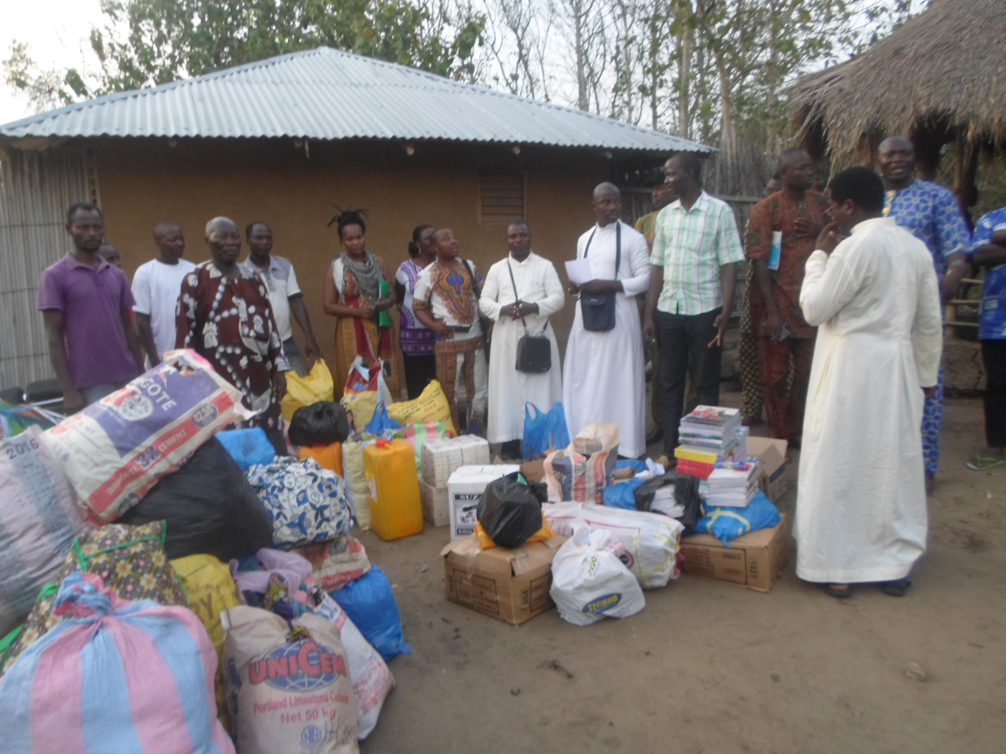 La Caritas Diocesaine de Lokossa aux côtes des habitants de Sah-Condji victime d’un incendie