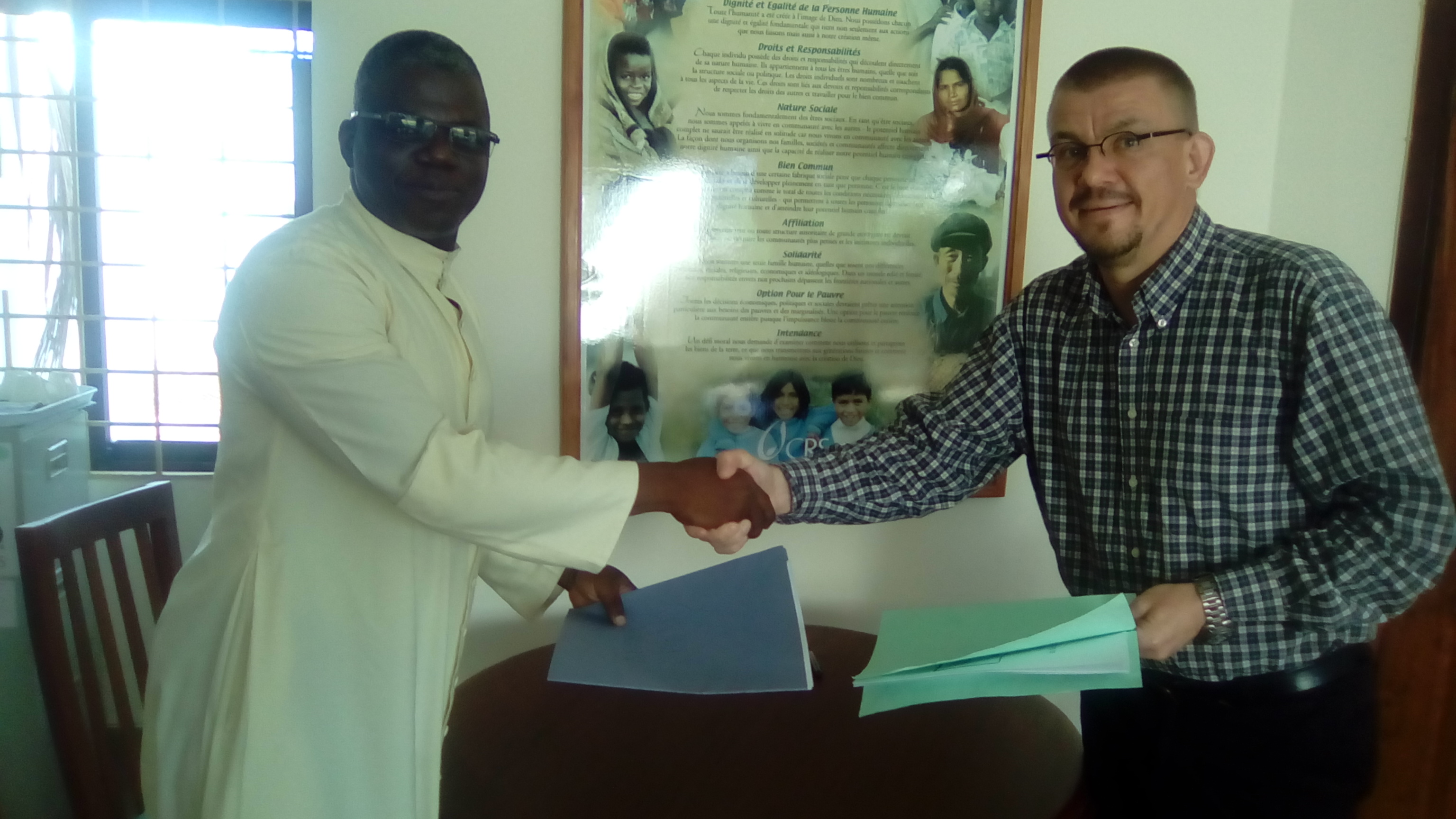 Caritas Bénin et CRS-Bénin formalisent leurs relations de partenariat par la signature d'un protocole d'accord.